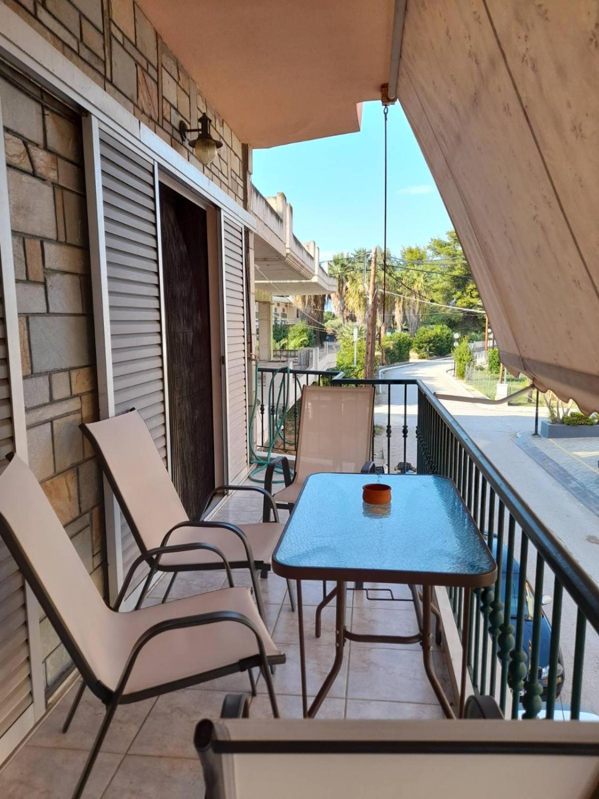 Cute Apartment - 2 Minutes From The Beach! Livanates Exterior photo